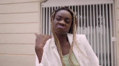 Dans eden genç bayan sokak dansçısı serbest stil hip hop hareketleri yapıyor modern dans ifadelerinin tadını çıkarıyor pis depoda pratik yapıyor. Yüksek kaliteli FullHD görüntüler