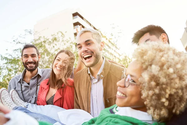 Amigos Adolescentes Divirtiéndose Aire Libre Grupo Sonriente Personas Felices Millennials — Foto de Stock