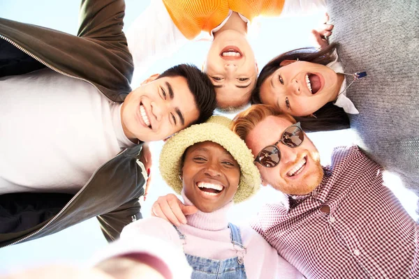 Sonriente Selfie Círculo Ángulo Bajo Alegre Grupo Jóvenes Amigos Felices — Foto de Stock