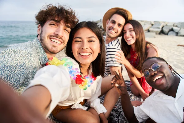 Beş neşeli genç arkadaştan oluşan bir grup selfie portresi çekiyor. Mutlu insanlar kameraya bakıp gülümsüyor. Toplum kavramı, gençlik yaşam tarzı ve arkadaşlık. Yüksek kalite fotoğraf
