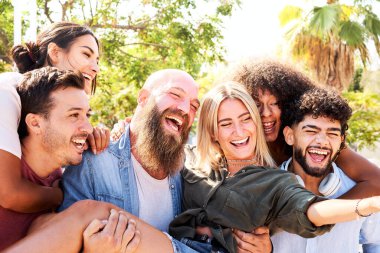 Bir grup arkadaş selfie çekip eğleniyorlar. Arkadaşlık ve toplum konsepti. Yüksek kalite fotoğraf