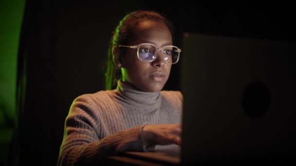 Belle Femme Africaine Ingénieur Informatique Inspectant Une Armoire Serveur Sécurisé — Video