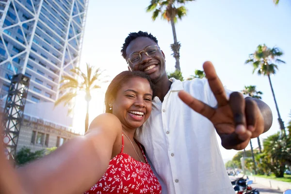 Kameraya gülümseyen siyahi bir çiftin selfie 'si. Tatil ve ilişki kavramı. Afro-Amerikalı çift tatilde eğleniyor. Yüksek kalite fotoğraf