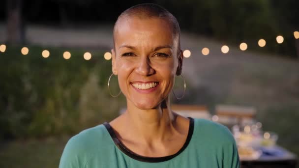 Portrait Looking Camera Shaved Head Happy Woman Smiling Lady Alone — Vídeo de Stock