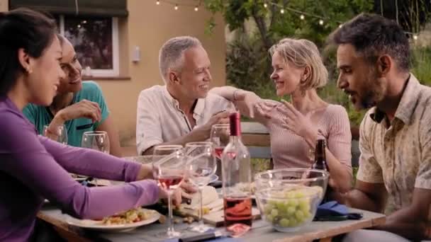 Group Friends Gathered Table Garden Summer Afternoon Share Meal Have — Stock video