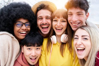 Gülümseyen selfie çeken neşeli arkadaş grubunun portresi. Üniversite kampüsünde birlikte eğlenen bir grup genç öğrenci. Yüksek kalite fotoğraf