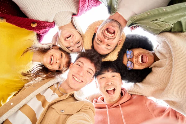 Grup Mare Tineri Prieteni Veseli Care Fac Portret Selfie Oamenii — Fotografie, imagine de stoc