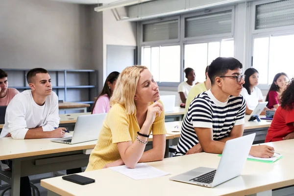 High School Science Class Boy Girl Using Laptop Computer While — Φωτογραφία Αρχείου