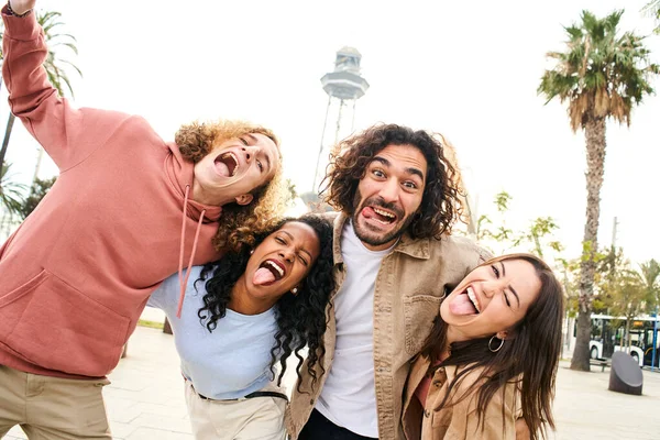 Vesel Tineri Prieteni Luând Portret Selfie Prost Jurul Valorii Oameni — Fotografie, imagine de stoc