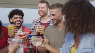 Mutlu arkadaş gurubu dışarıda gülümseyen selfie çekiyorlar. Gençlerin birlikte vakit geçirip eğlenmesi üzerine arkadaşlık kavramı. Yüksek kalite fotoğraf