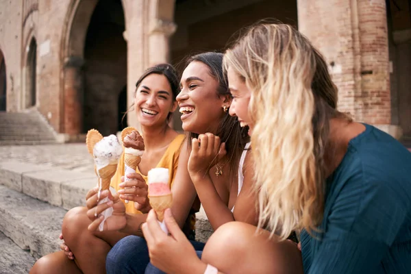 Tre Gioiose Giovani Amiche Una Passeggiata Sorridenti Felicemente Mentre Godono — Foto Stock