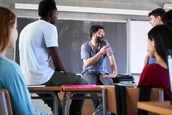 Teacher Supports His Students Helping Them Questions Class Informal Attitude — Foto de Stock