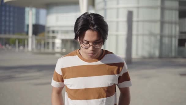 Серьезный Азиатский Студент Парень Смотрит Камеру Улице Кампуса Университета Этнические — стоковое видео