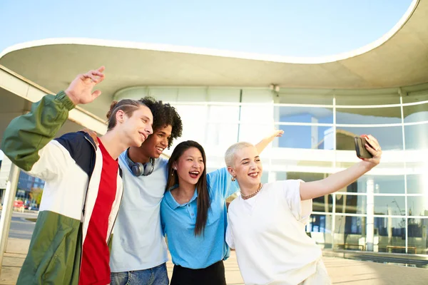 Ομάδα Φίλων Που Διασκεδάζουν Πανεπιστημιούπολη Και Βγάζουν Selfie Νεαροί Φοιτητές — Φωτογραφία Αρχείου
