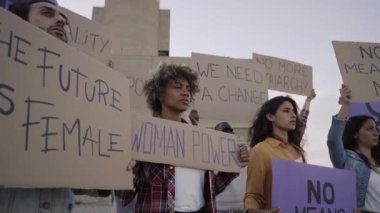 Ataerkilliğe hayır yazan bir pankartın yakın çekimi. Feminist kadınların güç kavramını gösteren aktivist.
