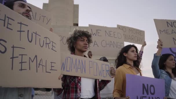 もはや家父長制ではないというバナーのクローズアップ フェミニスト女性の力の概念を実証する活動家 — ストック動画