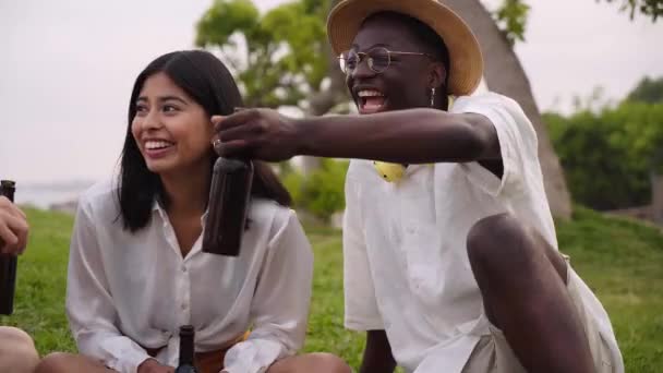 Amici Alla Moda Che Bevono Birra Alla Festa Spiaggia Giovani — Video Stock