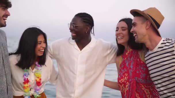 Retrato Mirando Cámara Cinco Amigos Sonrientes Disfrutando Las Vacaciones Verano — Vídeos de Stock