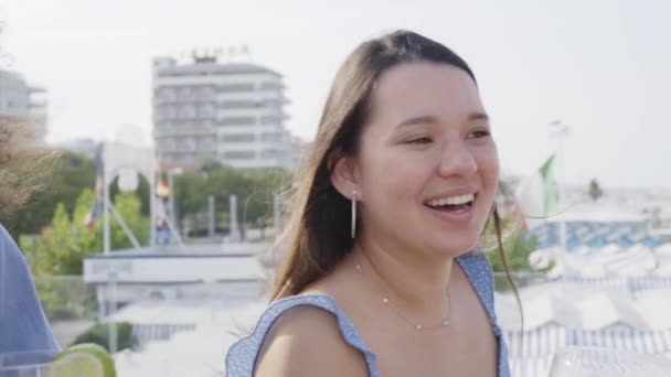 칵테일을 청소년들 옥상에서 칵테일이나 친구들 사회적 방식의 고품질 — 비디오