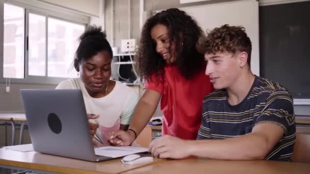 Группа Студентов Использующих Компьютерные Ноутбуки Готовится Экзаменам Университете Концепция Образования — стоковое видео