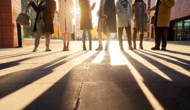 Bir grup iş adamının silueti. Şehir sokaklarında tüm vücut konuşuyor. Erkek ve kadın şirket topluluğu. Yüksek kalite fotoğraf