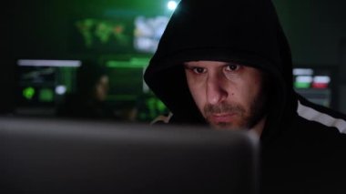 Suçlu Hacker, hükümet ve büyük şirket sunucularına büyük çaplı bir veri sızıntısı düzenlemek için bilgisayar kullanıyor. Karanlık oda bilgisayarlarla çevrili. Yüksek kalite 4k görüntü