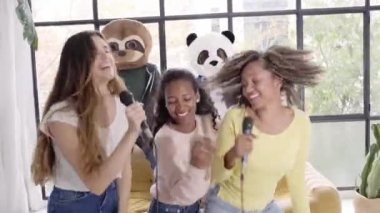 Hayvan maskeli iki tanınmayan kadın ayı pandası elinde kocaman bir kalple sevgililer gününü kutluyorlar. Yüksek kalite fotoğraf