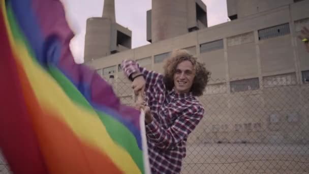 Νεαρός Που Κουνάει Σημαία Του Ουράνιου Τόξου Παρέλαση Γκέι Ομάδα — Αρχείο Βίντεο