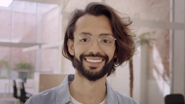 Porträtt Leende Ung Professionell Man Som Står Kontoret Och Tittar — Stockvideo