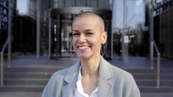 Cheerful Middle Aged Empowered Woman Shaved Hair Looking Camera Business — Αρχείο Βίντεο