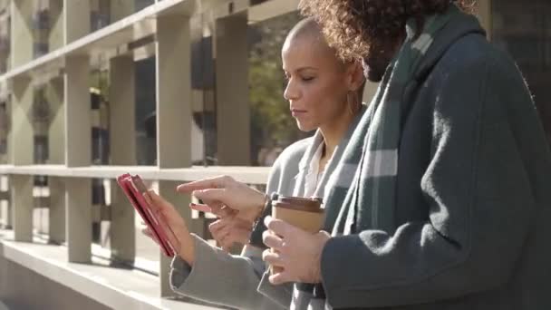 Male Female Office Workers Talking Street Together Discussing Using Tablet — Stok video