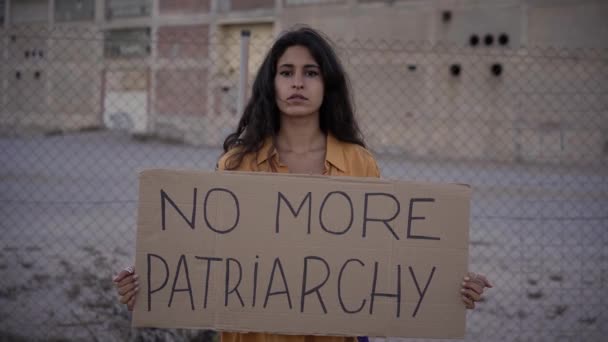 Een Activistische Vrouw Die Straat Protesteert Feminisme Concept Geen Patriarchaat — Stockvideo