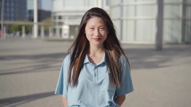 Счастливого Азиатского Студента Парень Улыбается Камеру Улице Кампуса Университета Высокое — стоковое видео