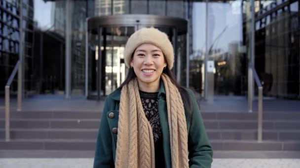 Joven Mujer Negocios Asiática Mirando Cámara Sonriendo Alegre Dama China — Vídeo de stock
