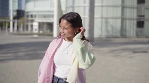 Kameraya Gülümseyen Bir Kızın Portresi Açık Havada Duran Mutlu Afro — Stok video