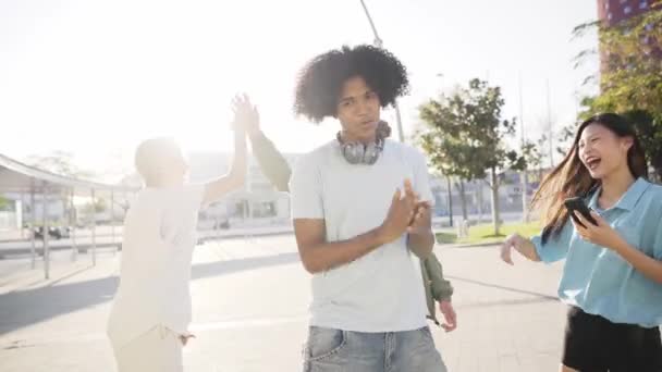 Afroamerikansk Kille Dansar Med Sin Generation Vänner Utomhus Stan Hip — Stockvideo