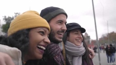 Happy 'nin Londra' da kucaklaşan çok ırklı arkadaşlarına yakın çekim. Kış kıyafetleri giymiş çok kültürlü gençlerle arkadaşlık kavramı birlikte eğleniyor. - Evet. Yüksek kalite 4k görüntü