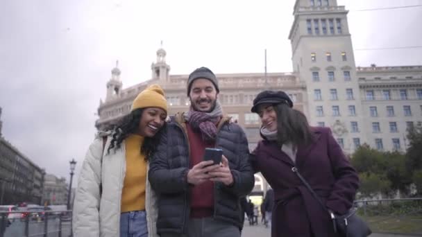 Tři Šťastní Přátelé Procházky Městě Pomocí Smartphone Obsah Zimě Ulici — Stock video