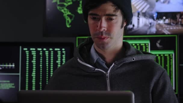 Hacker Mit Laptop Viele Ziffern Auf Dem Computerbildschirm Hochwertiges Filmmaterial — Stockvideo