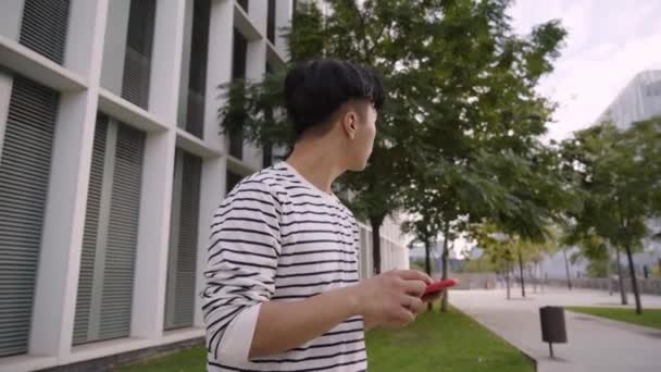 Mladý Asiat Navigace Mobilními Aplikacemi Telefonu Čtení Digitálních Map Hledání — Stock video