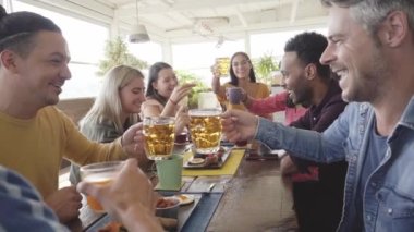 Çok kültürlü insanların kahvaltlarını ve tezahüratlarını yakından izliyorlar. Teras barında mutlu topluluk eğlencesi. Yüksek kalite fotoğraf