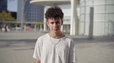 Genç bir Afro-Amerikalı adam ciddi bir yüzle kameraya bakıyor. Yüksek kalite fotoğraf