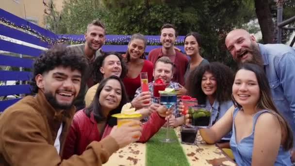 Grupa Szczęśliwych Przyjaciół Picia Toasting Koktajle Barze Browar Taras Dachu — Wideo stockowe
