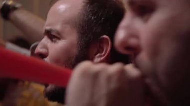 Bir grup yakışıklı, beyaz, arkadaş canlısı, bira içen ve geceleri kanepede otururken televizyonda futbol maçı için neşelenen adam. Erkek arkadaşlar akşam geç saatlerde spor kanalını izliyorlar..