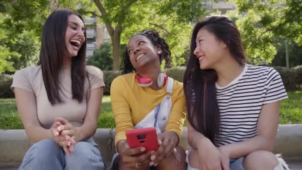Trzy Szczęśliwe Kobiety Używające Komórki Zewnątrz Grupa Uśmiechniętych Przyjaciółek Oglądających — Wideo stockowe