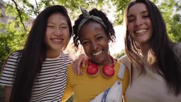 Trzy Piękne Młode Kobiety Patrzące Kamerę Śmiejące Się Grupa Wesołych — Wideo stockowe