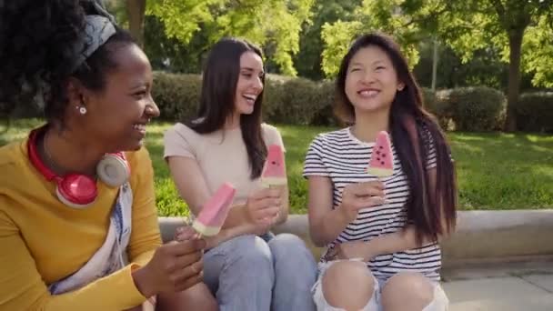 Tres Jóvenes Sonrientes Mujeres Multiétnicas Aire Libre Comiendo Helado Amigas — Vídeos de Stock