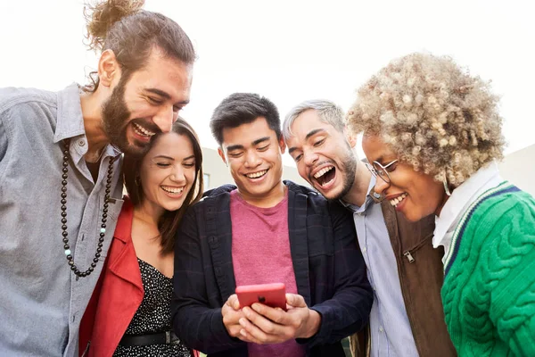 Grupo Amigos Sorridentes Juntos Usando Telefones Pessoas Felizes Ver Algo — Fotografia de Stock