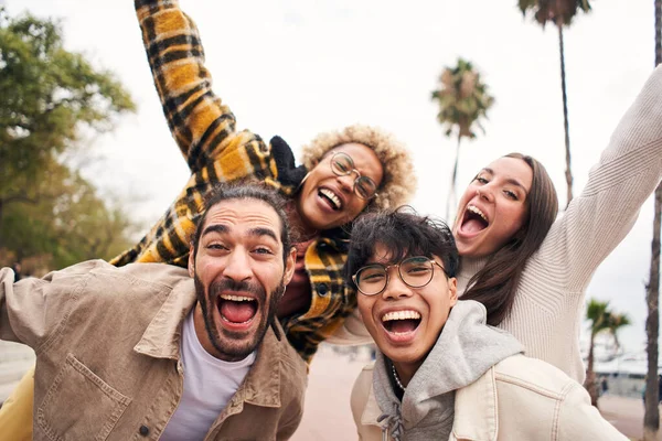 Χαρούμενοι Άνθρωποι Που Διασκεδάζουν Ευτυχισμένοι Νέοι Πολυφυλετικοί Φίλοι Από Διαφορετικούς — Φωτογραφία Αρχείου