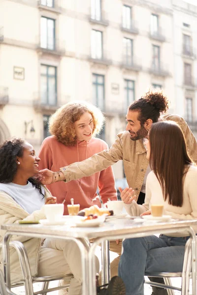 Vertical Jóvenes Cenando Desayunando Felices Amigos Riendo Juntos Hablando Café —  Fotos de Stock